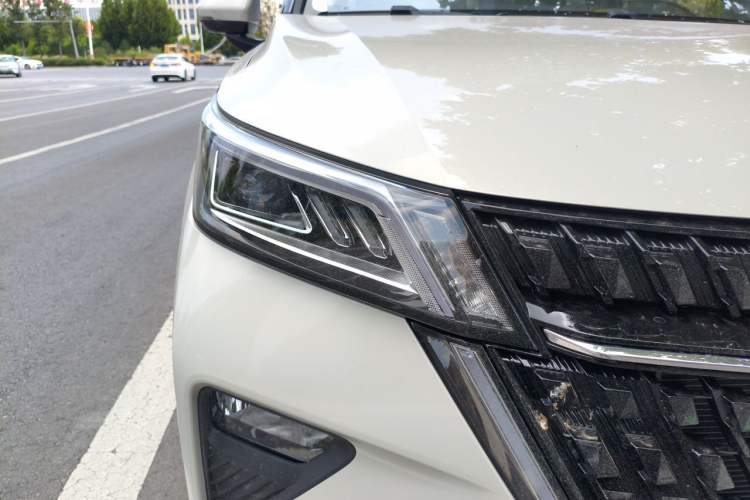 Used Wuling Asta 2022 2.0L DHT Electric-Speed Version Right Front Headlight