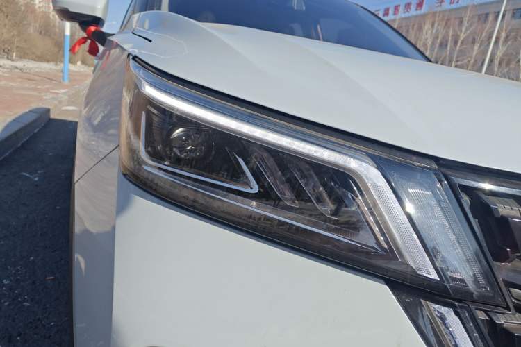 Used Wuling Asta 2022 2.0L DHT Electric-Speed Version Right Front Headlight