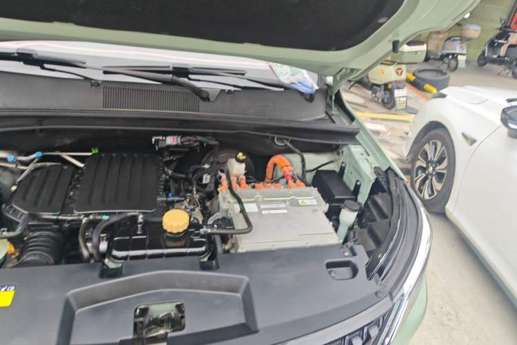 Used Wuling Asta 2022 2.0L DHT Electric-Speed Version Engine Bay Left