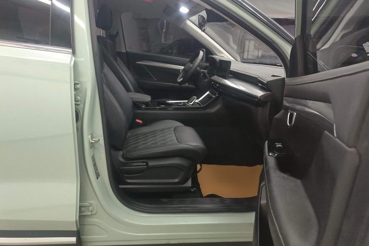 Used Wuling Asta 2022 2.0L DHT Electric-Speed Version Right Front Seat