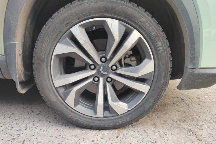 Used Wuling Asta 2022 2.0L DHT Electric-Speed Version Right Front Wheel Hub