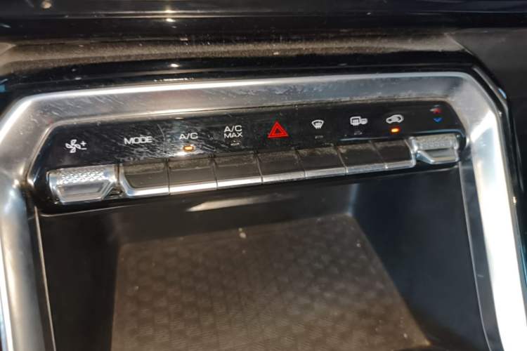 Used Wuling Asta 2022 2.0L DHT Electric-Speed Version Audio And AC Panel