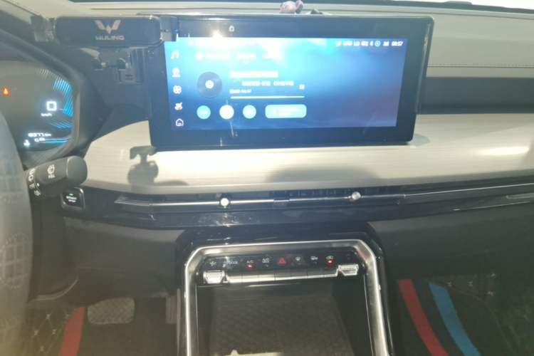 Used Wuling Asta 2022 2.0L DHT Electric-Speed Version Audio And AC Panel
