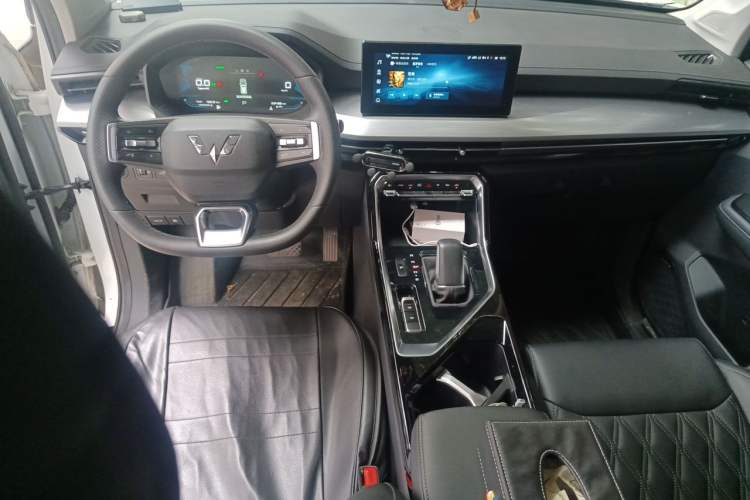 Used Wuling Asta 2022 2.0L DHT Electric-Speed Version Center Console