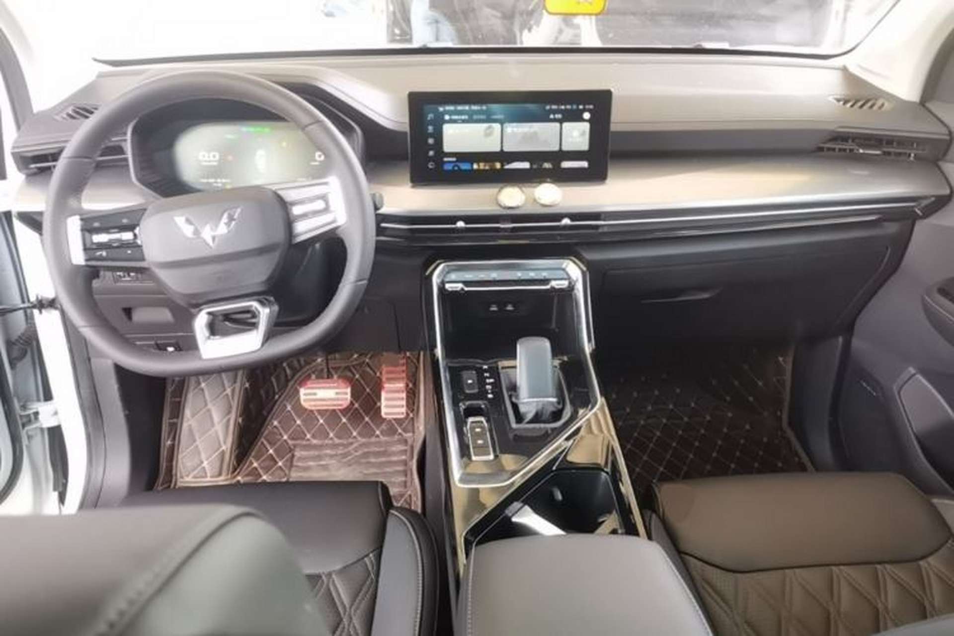 Used Wuling Asta 2022 2.0L DHT Electric-Speed Version Center Console