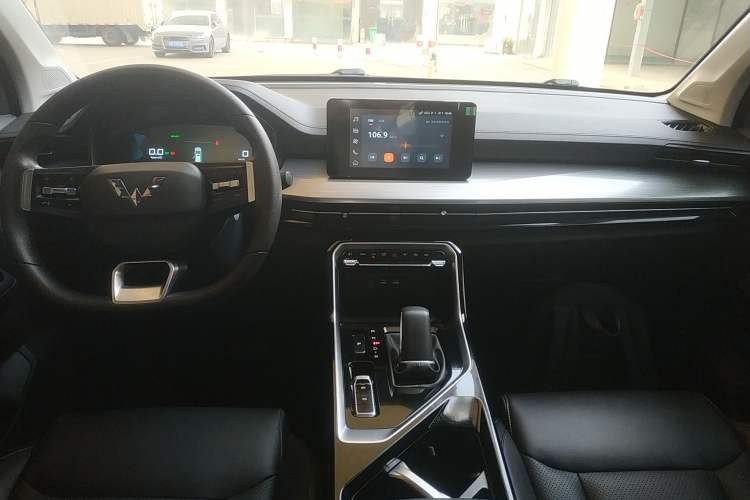Used Wuling Asta 2022 2.0L DHT Electric Power Version Center Console