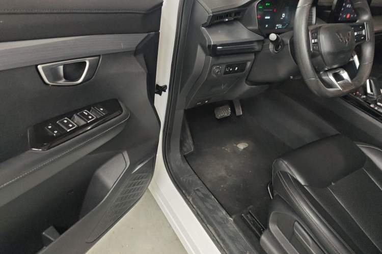 Used Wuling Asta 2022 2.0L DHT Electric Power Version Driver Seat