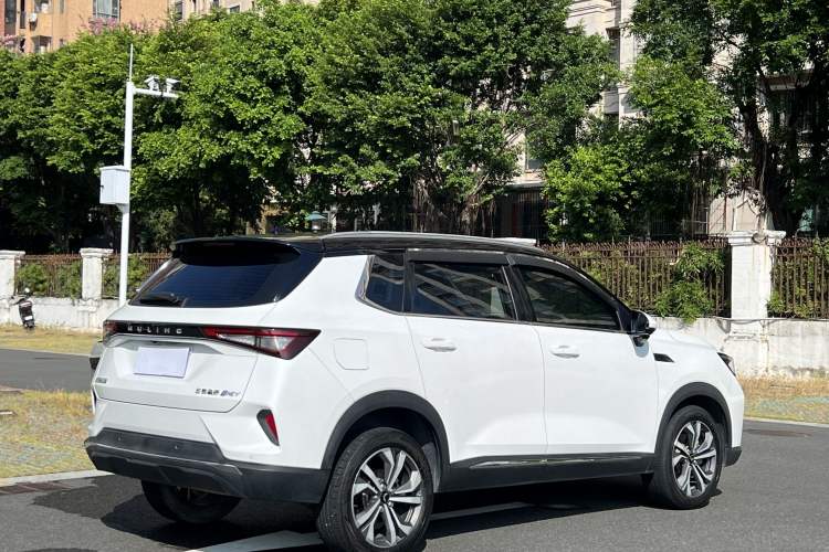 Used Wuling Asta 2022 2.0L DHT Electric-Speed Version Exterior 5
