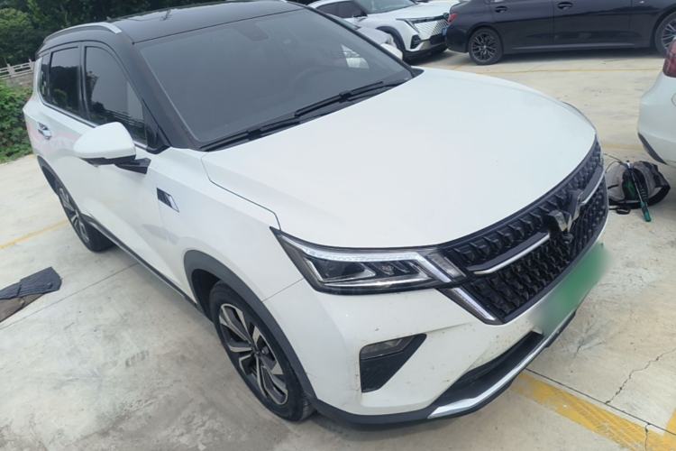 Used Wuling Asta 2022 2.0L DHT Electric-Speed Version Front Right 45 Deg