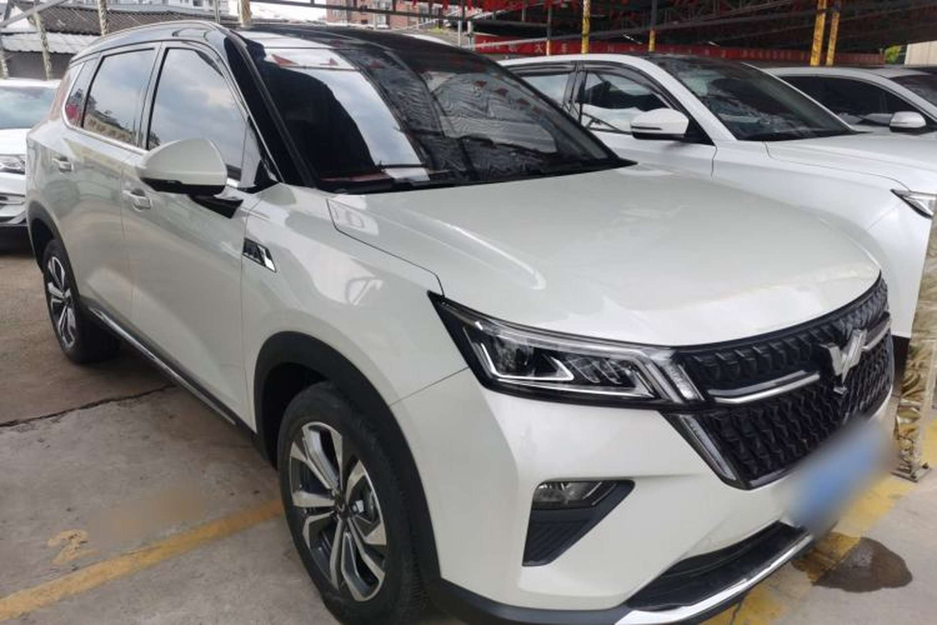 Used Wuling Asta 2022 2.0L DHT Electric-Speed Version Front Right 45 Deg