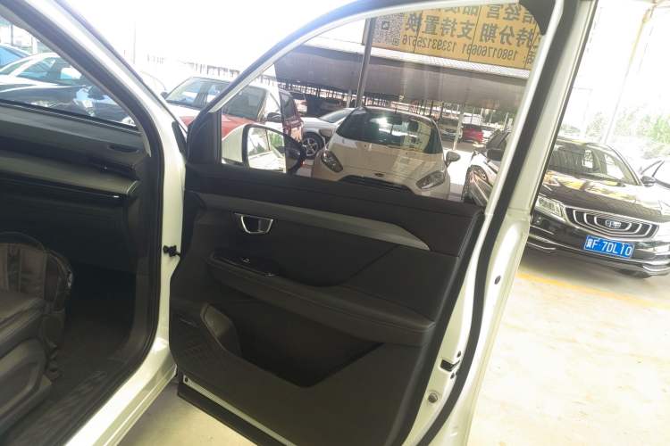 Used Wuling Asta 2022 2.0L DHT Electric-Speed Version Interior 2
