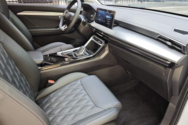 Used Wuling Asta 2022 2.0L DHT Electric-Speed Version Interior 3