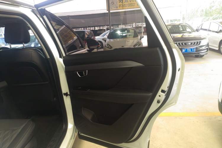 Used Wuling Asta 2022 2.0L DHT Electric-Speed Version Interior 3