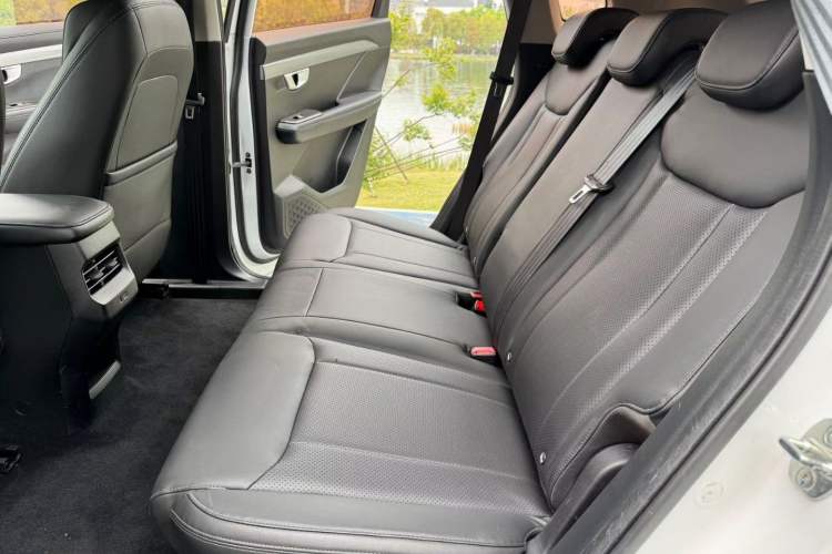Used Wuling Asta 2022 2.0L DHT Electric Power Version Interior 3