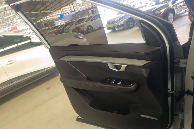 Used Wuling Asta 2022 2.0L DHT Electric-Speed Version Interior 4