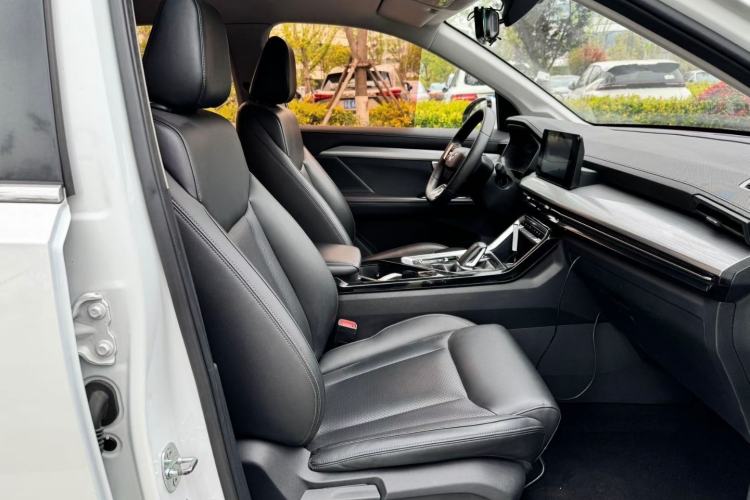 Used Wuling Asta 2022 2.0L DHT Electric Power Version Interior 5