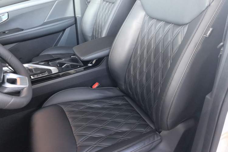 Used Wuling Asta 2022 2.0L DHT Electric-Speed Version Left Front Seat