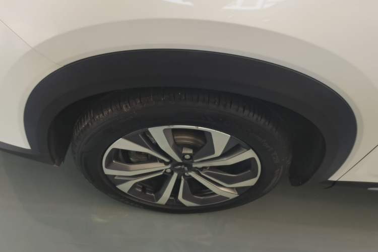Used Wuling Asta 2022 2.0L DHT Electric-Speed Version Left Front Wheel Hub
