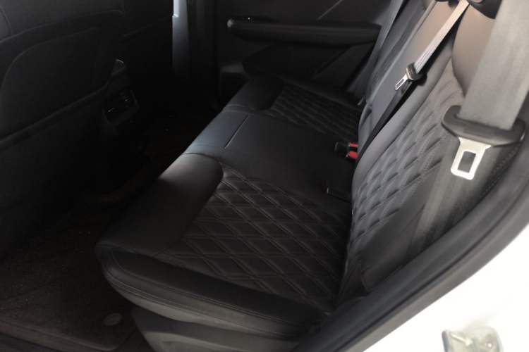Used Wuling Asta 2022 2.0L DHT Electric-Speed Version Left Rear Seat