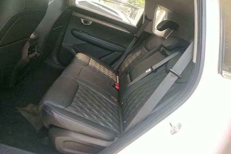 Used Wuling Asta 2022 2.0L DHT Electric-Speed Version Left Rear Seat