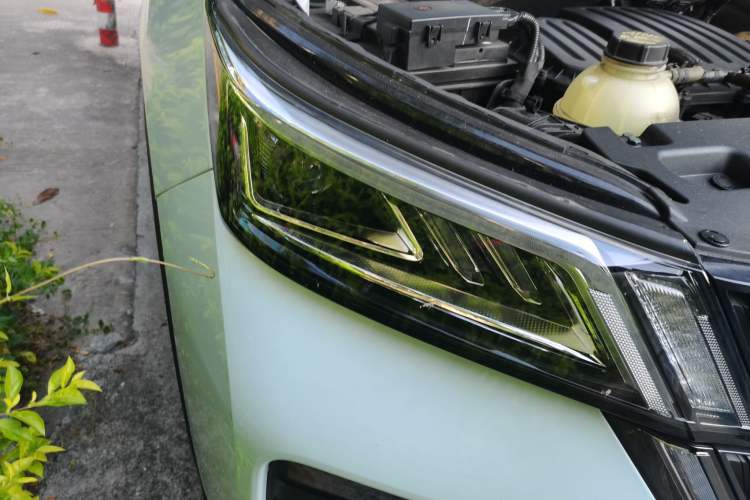 Used Wuling Asta 2022 2.0L DHT Electric-Speed Version Right Front Headlight