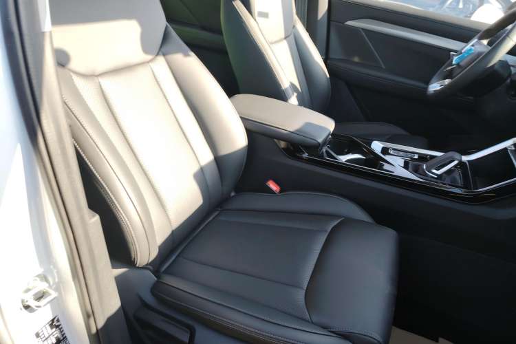 Used Wuling Asta 2022 2.0L DHT Electric Power Version Right Front Seat