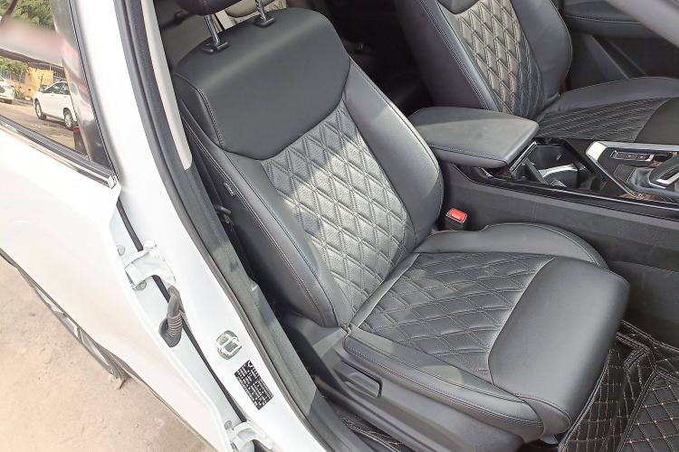 Used Wuling Asta 2022 2.0L DHT Electric-Speed Version Right Front Seat