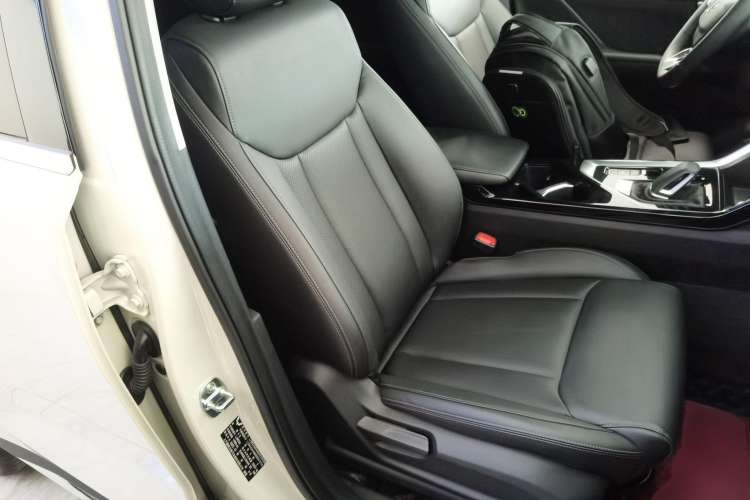 Used Wuling Asta 2022 2.0L DHT Electric Power Version Right Front Seat