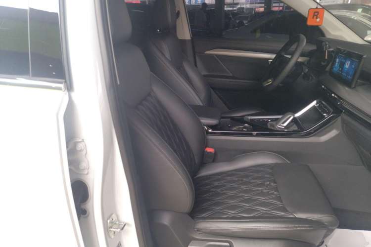 Used Wuling Asta 2022 2.0L DHT Electric-Speed Version Right Front Seat