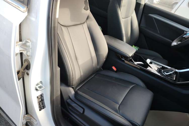 Used Wuling Asta 2022 2.0L DHT Electric Power Version Right Front Seat