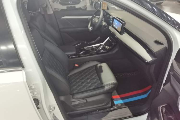 Used Wuling Asta 2022 2.0L DHT Electric-Speed Version Right Front Seat