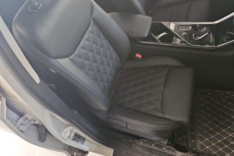 Used Wuling Asta 2022 2.0L DHT Electric-Speed Version Right Front Seat