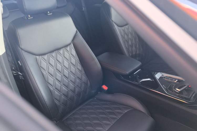 Used Wuling Asta 2022 2.0L DHT Electric-Speed Version Right Front Seat