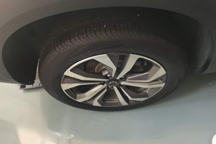 Used Wuling Asta 2022 2.0L DHT Electric-Speed Version Right Rear Wheel Hub