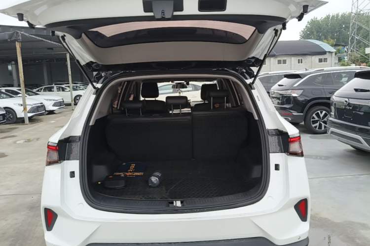 Used Wuling Asta 2022 2.0L DHT Electric-Speed Version Trunk
