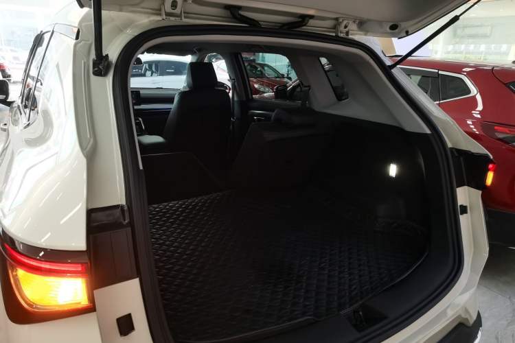 Used Wuling Asta 2022 2.0L DHT Electric Power Version Trunk