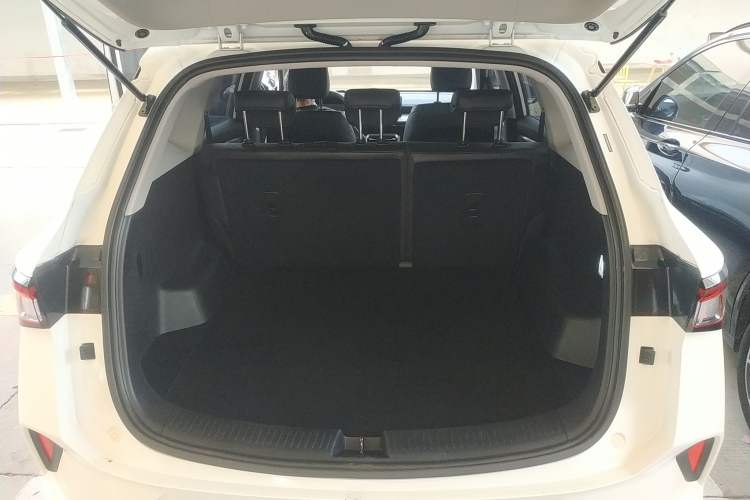 Used Wuling Asta 2022 2.0L DHT Electric Power Version Trunk