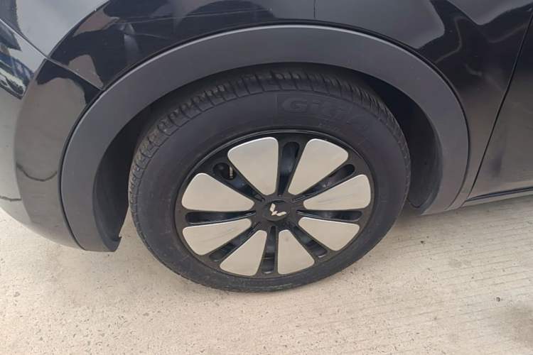 Used Wuling Bingo 2023 333 km Enjoyment Version Left Front Wheel Hub