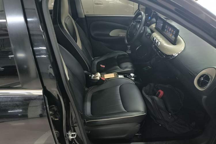 Used Wuling Bingo 2023 333 km Enjoyment Version Right Front Seat