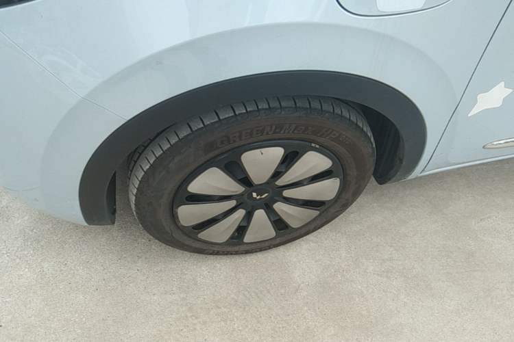 Used Wuling Bingo 2023 333 km Lingxi Connected+ Version Left Front Wheel Hub