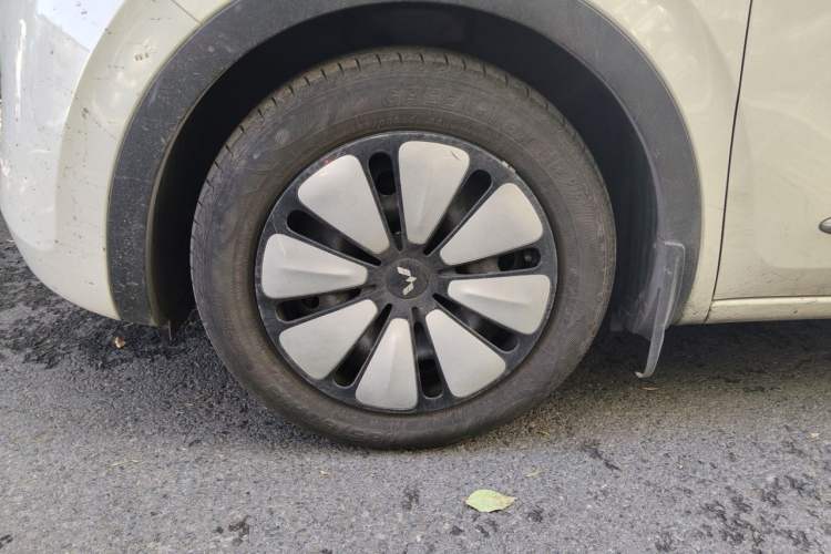 Used Wuling Bingo 2023 203km Comfort Edition Right Front Wheel Hub