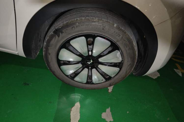 Used Wuling Bingo 2023 333 km Lingxi Connected Version Right Front Wheel Hub