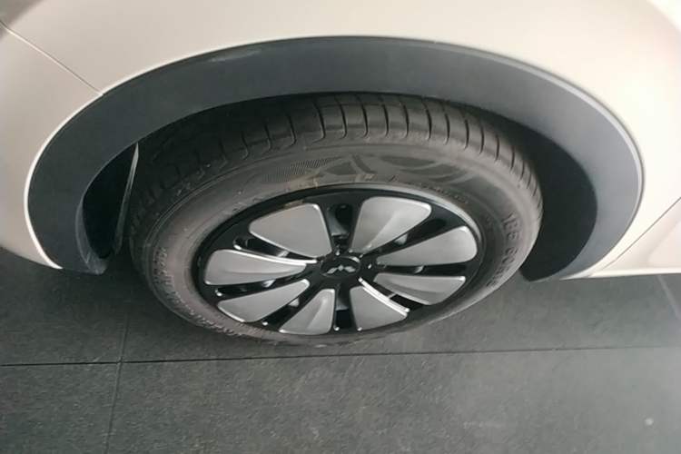 Used Wuling Bingo 2023 410 km Lingxi Deluxe Edition Left Front Wheel Hub