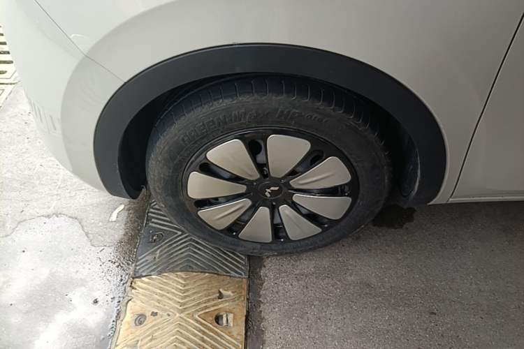 Used Wuling Bingo 2023 410 km Lingxi Deluxe Edition Left Front Wheel Hub