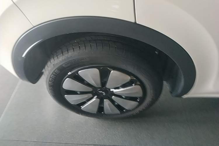 Used Wuling Bingo 2023 410 km Lingxi Deluxe Edition Right Rear Wheel Hub