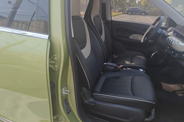 Used Wuling Bingo 2023 333 km Lingxi Connected Version Right Front Seat