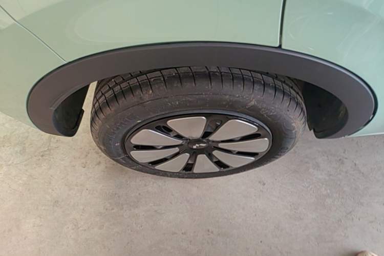 Used Wuling Bingo 2023 410 km Lingxi Deluxe Edition Right Rear Wheel Hub