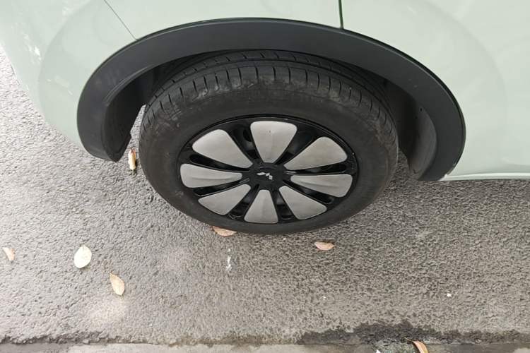 Used Wuling Bingo 2023 410 km Lingxi Deluxe Edition Right Rear Wheel Hub
