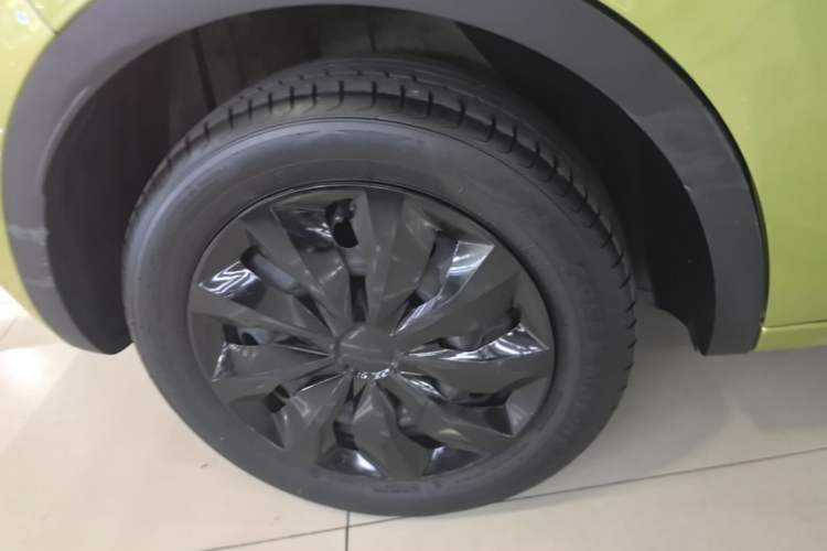 Used Wuling Bingo 2023 333 km Lingxi Connected Version Right Rear Wheel Hub