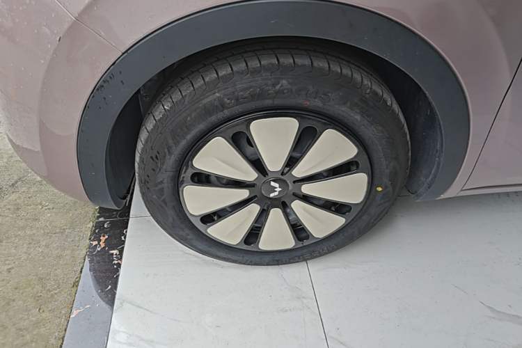 Used Wuling Bingo 2023 333 km Enjoyment Version Left Front Wheel Hub